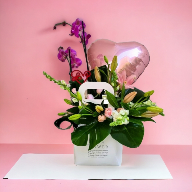 סידור פרחים - מארז פרחים עם הפתעות ואורכידאה דו ענפית