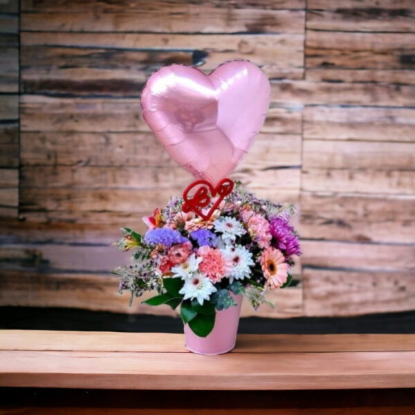 סידור פרחים בכלי עם בלון אהבה