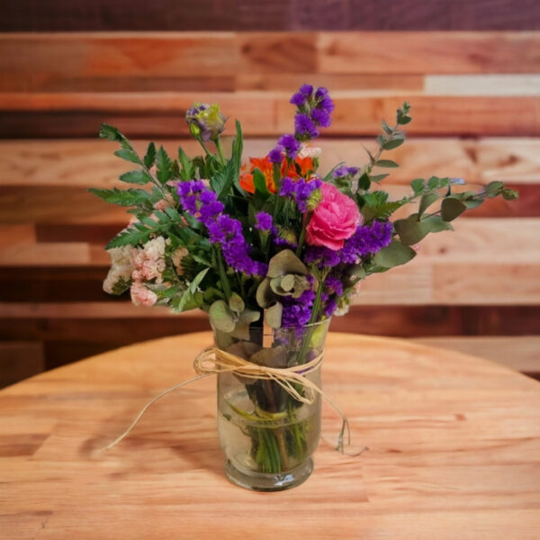 זר פרחים קטן באגרטל לשולחן שבת מלא אהבה