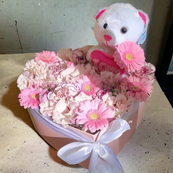 סידור פרחים רומנטי עם דובי בקופסת לב