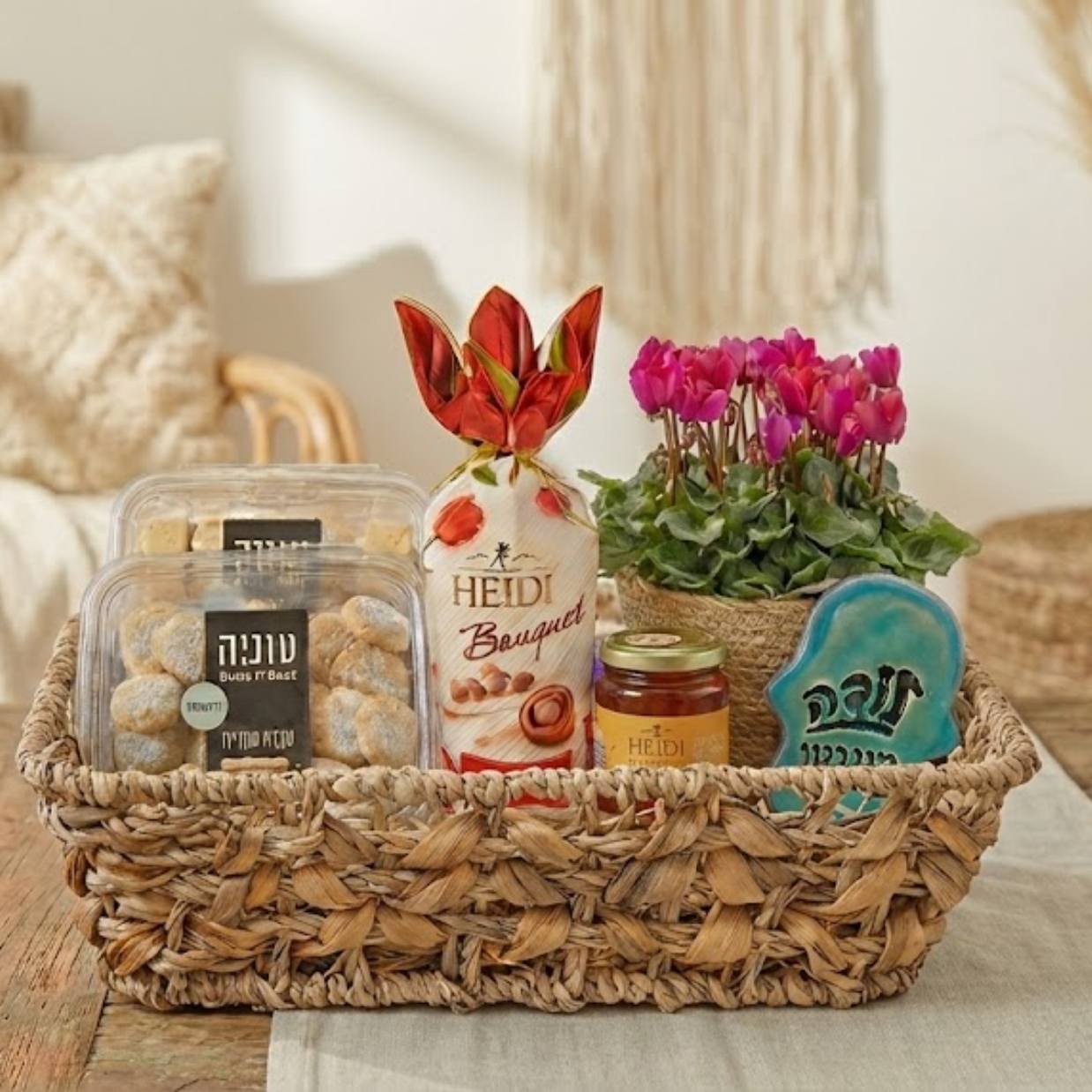 מארז שי כפרי "תודה מתוקה" סלסלת פינוקים, פריחה והוקרה